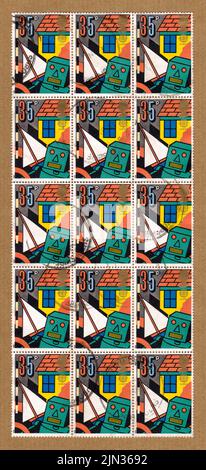 Großes Blatt mit fünfzehn, hochformatigen britischen Royal Mail-Postmarken. QE`s, aus der Europa-Briefmarkenserie „Kinderspiele“ von Dan Fern Stockfoto